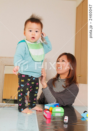 おウチで遊ぶ1歳の男の子とママ 2460047