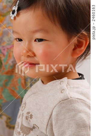 もうすぐお姉ちゃんになる1歳の女の子 2460163