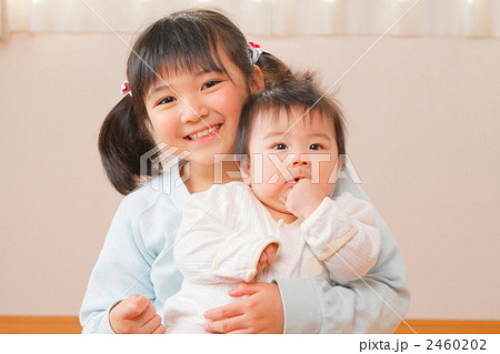 赤ちゃんを抱っこするお姉ちゃん 2460202