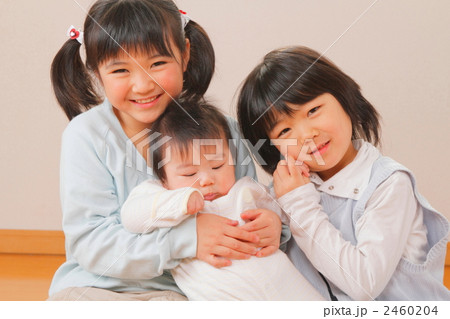 赤ちゃんが増えて3姉弟に 赤ちゃんが増えて3姉弟に 2460204