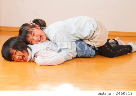 リビングで重なり合う姉妹 2460218