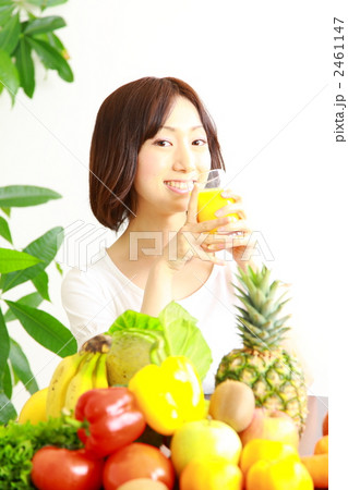ジュースを飲む女性 ジュースを飲む女性 2461147