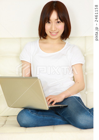 自宅でパソコンを使う女性 2461158