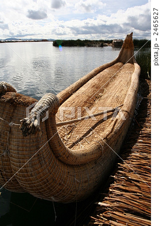 チチカカ湖の素材で出来た帆船