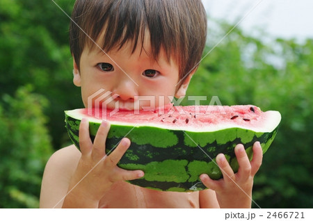 スイカを食べる子供 スイカを食べる子供 2466721