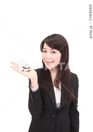 ミニカーを持つ女性 2468069