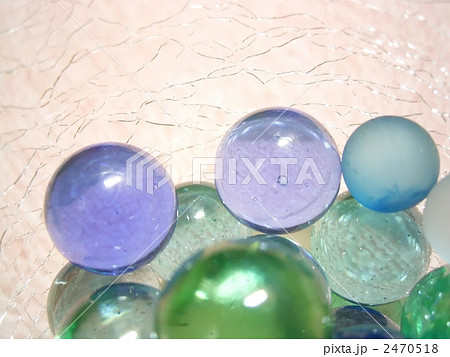 ウイスキークラックグラスの中のビー玉 2470518