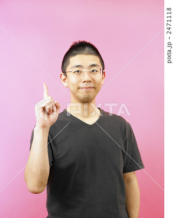 指差しする男性 指差しする男性 2471118