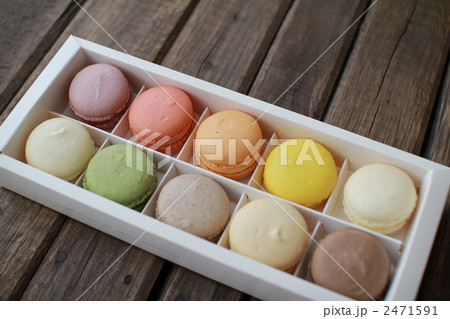 箱に入ったギフト用のカラフルマカロン 2471591