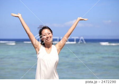 波照間島の海とワンピースの女性の写真素材