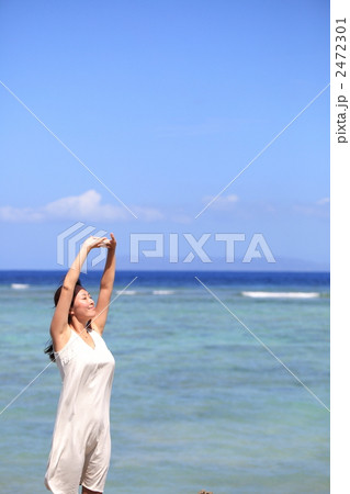 波照間島の海とワンピースの女性の写真素材