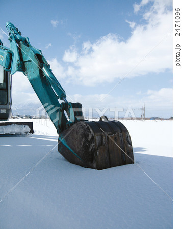 東北の冬　雪と工事車両 2474096
