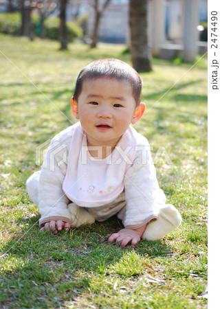 芝生の上に座る赤ちゃん 芝生の上に座る赤ちゃん 2474490