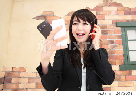 スマートフォンで話す女性 2475002