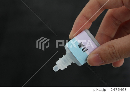 目薬を点す 2476463