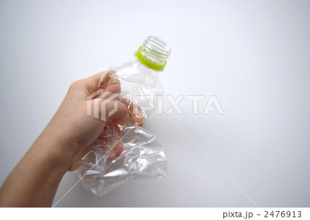 潰したペットボトルと手 潰したペットボトルと手 2476913