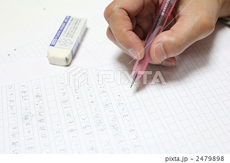 原稿用紙に執筆中 2479898