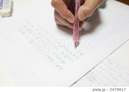 原稿用紙に執筆中 2479917