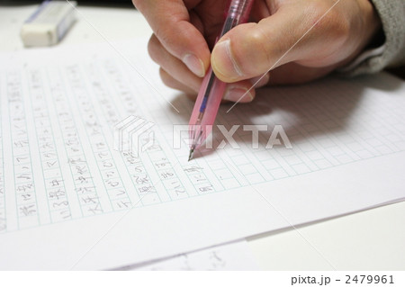 原稿用紙に執筆中 2479961