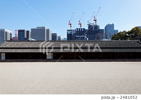 東御苑の百人番所と丸の内ビル街 2481052