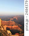 早朝のグランドキャニオン Morning sun shines on Grand Canyon 2484379