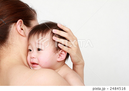 赤ちゃんを抱っこする 赤ちゃんを抱っこする 2484516
