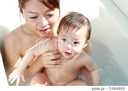 入浴する母子の写真素材
