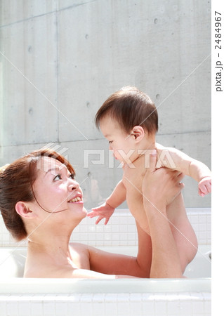 入浴する母子 2484967
