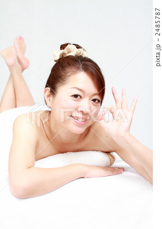 エステを受ける女性 エステを受ける女性 2485787
