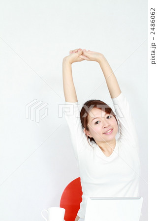 くつろぐ女性 2486062