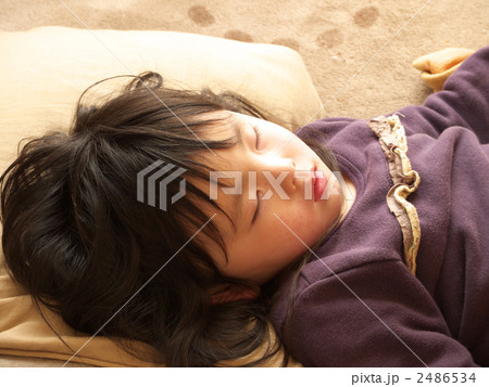 女の子の寝顔の写真素材