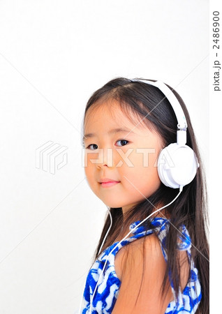 音楽を聴く子供 音楽を聴く子供 2486900