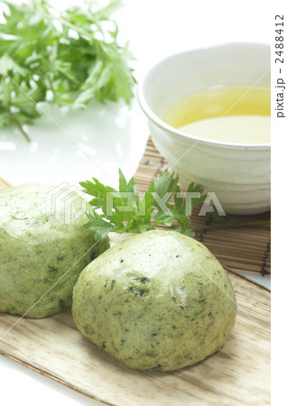 よもぎまんじゅうと緑茶 2488412