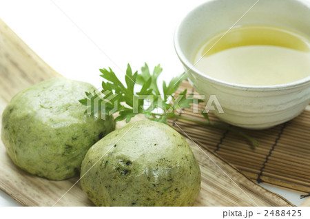よもぎまんじゅうと緑茶 よもぎまんじゅうと緑茶 2488425