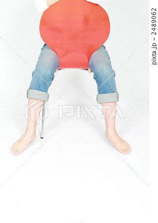 椅子を跨ぐ女性 2489062