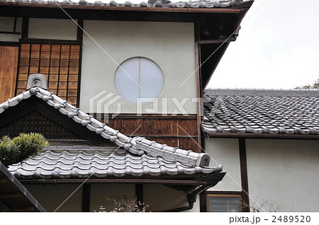 日本家屋の丸窓障子の写真素材 245