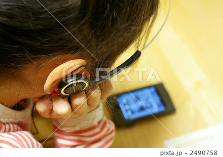 音楽を聴く女の子 2490758