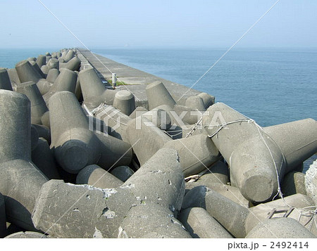 防波堤のテトラポットの写真素材