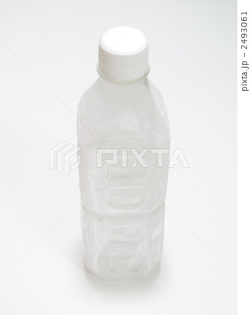 凍らせたペットボトルの水【白背景・シンプル】 凍らせたペットボトルの水【白背景・シンプル】 2493061