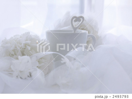 カップとスプーンと造花 カップとスプーンと造花 2493793