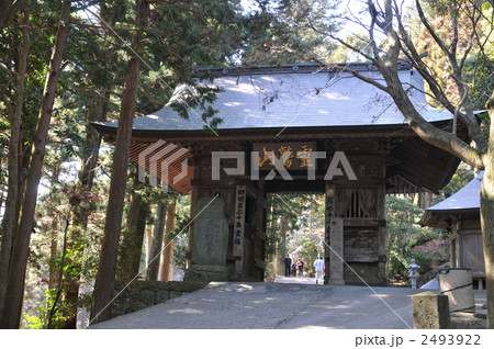 【四国八十八ヶ所】第二十番　鶴林寺冬晴れの山門　徳島県勝浦郡勝浦町 2493922