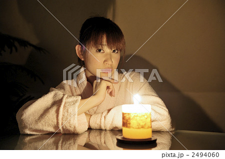 ろうそくの明かりに照らされる若い女性 2494060
