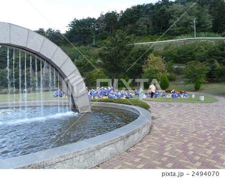びんぐしの里公園と噴水と幼稚園児 2494070