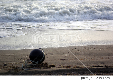 砂浜に打ち上げられたブイ 2494729