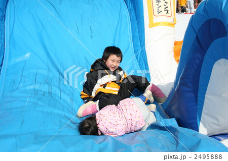 すべり台で遊ぶ兄弟 2495888