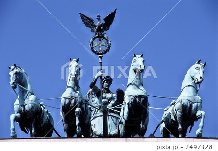 ベルリン　ブランデンブルク門の馬 2497328