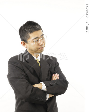 腕を組み考える男性 2498251