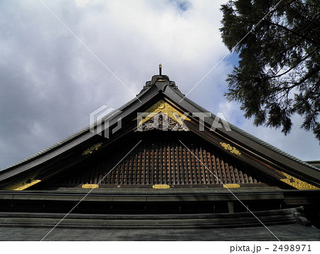 伊勢神宮　神楽殿の屋根に輝く菊の御紋 2498971