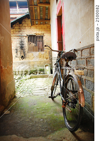 土楼にある自転車 土楼にある自転車 2500082
