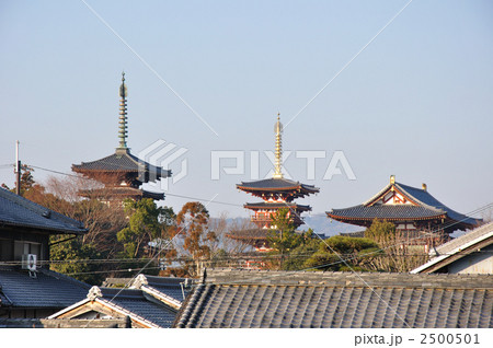 屋根越しの薬師寺 2500501